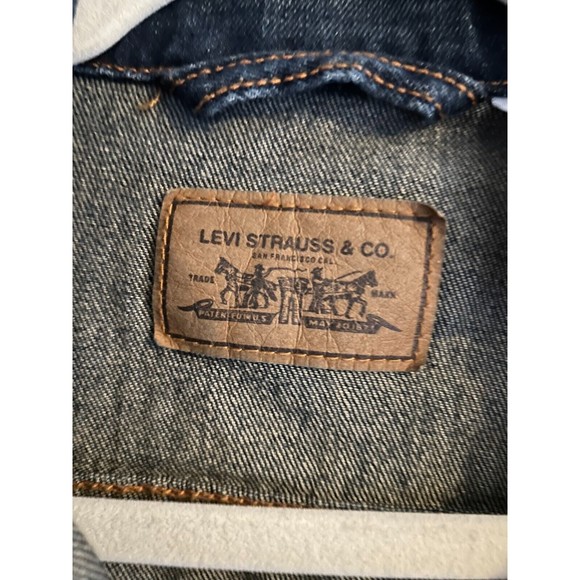 Levis Jacket Womens Size Medium Pockets Jean Trucker Red Tab Medium Wash GUC - Picture 2 of 9